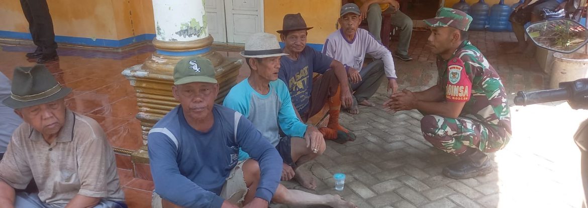 Babinsa Koramil 1603/Lohbener Komsos Bersama Masyarakat Desa Lanjan