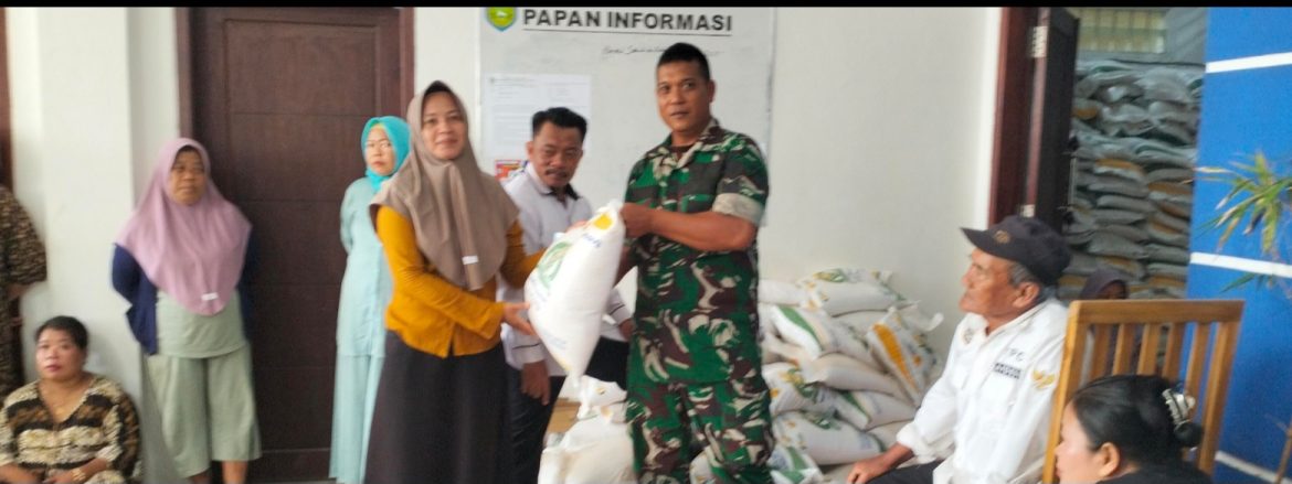 Babinsa Koramil 1601/Indramayu Laksanakan Penyaluran Bantuan Pangan Bersama Bulog di Desa Tegalurung