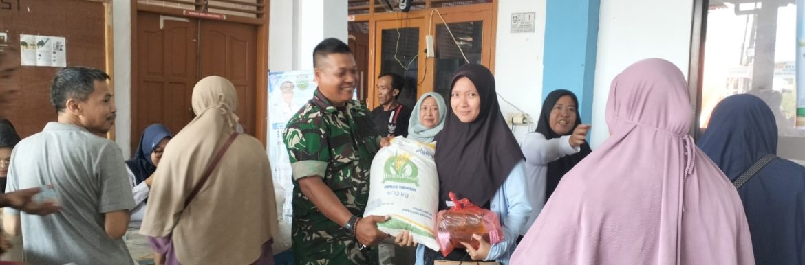 Babinsa Koramil 1601/Indramayu Laksanakan Pendistribusian Bantuan Pangan BP-CBP di Desa Sukaurip