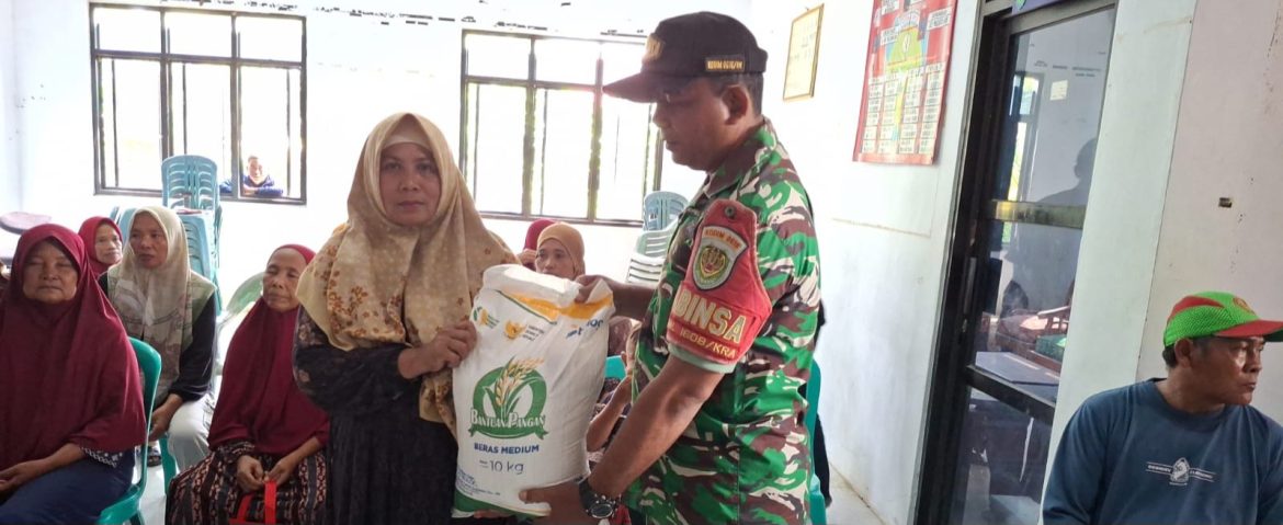 Babinsa Koramil 1608 Karangampel Dampingi Penyaluran Bantuan Pangan BAPANAS di Desa Pringgacala