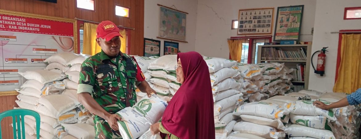 Babinsa Koramil 1608/Karangampel Dampingi Penyaluran Bantuan Pangan BAPANAS di Desa Dukuh Jeruk