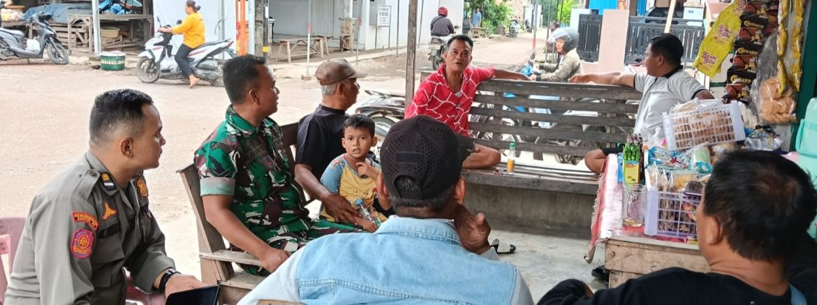 Babinsa Koramil 1611/Losarang Laksanakan Komsos Bersama Warga Desa Losarang