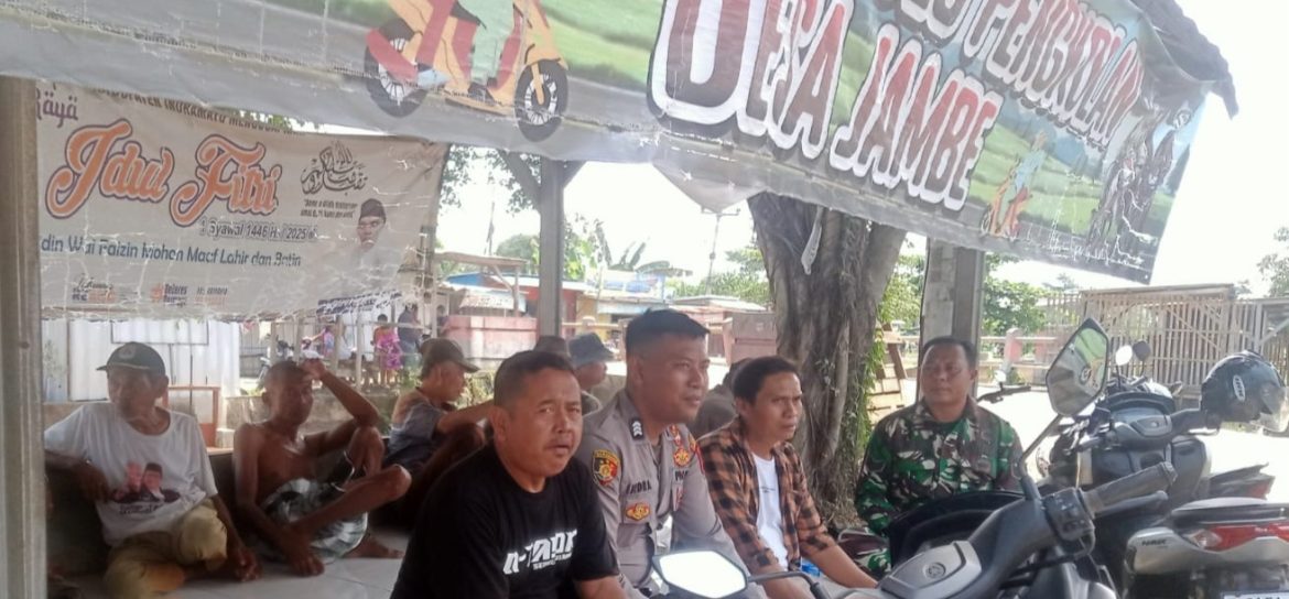 Komsos Babinsa Koramil 1605 Sukagumiwang Bersama Tiga Pilar di Desa Jambe, Perkuat Sinergi dan Keamanan Lingkungan