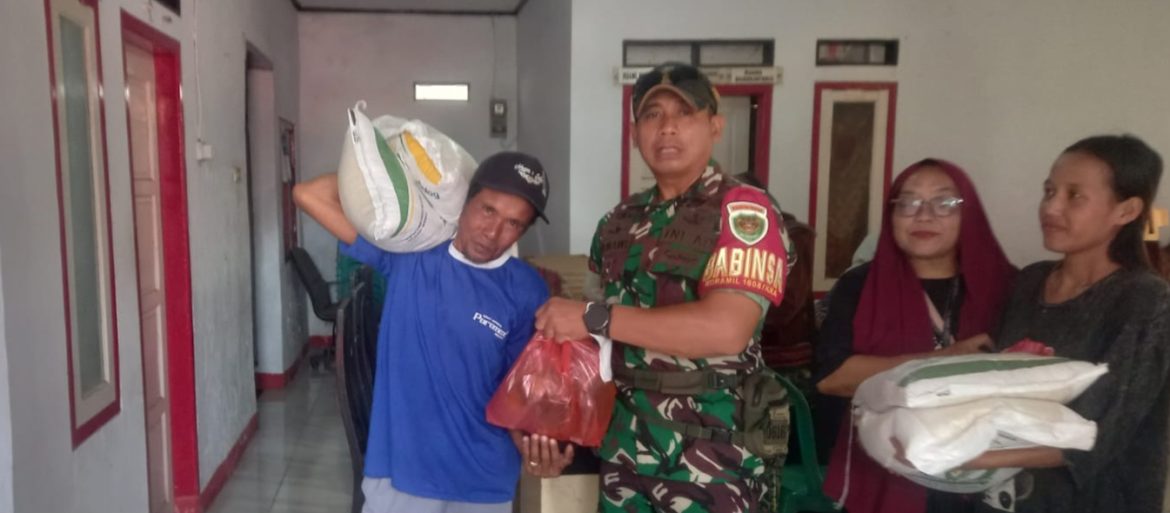 Babinsa Koramil 1608 Karangampel Dampingi Penyaluran Bantuan Pangan BAPANAS di Desa Pringgacala