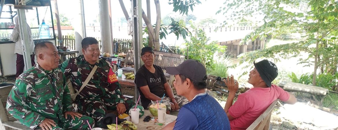 Babinsa Koramil 1611/Losarang Komsos Bersama Perangkat Desa dan Warga Puntang, Perkuat Sinergi dan Kamtibmas