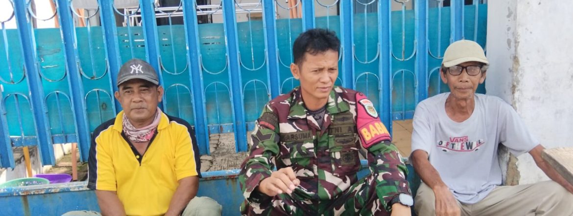 Babinsa Koramil 1608 Karangampel Laksanakan Komsos Bersama Warga