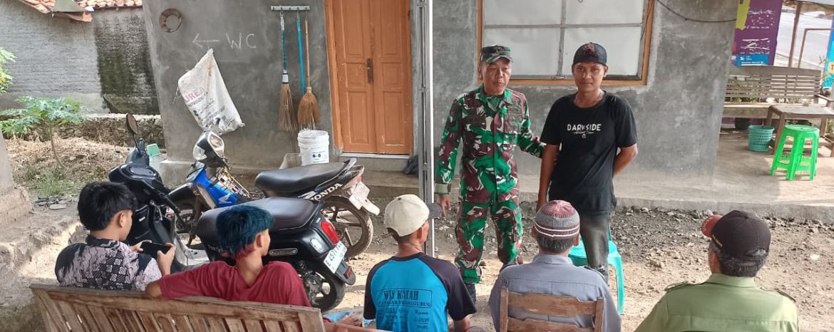 Babinsa Koramil 1605/Sukagumiwang Gelar Komsos Bersama Pamong dan Warga Desa Tenajar Kidul