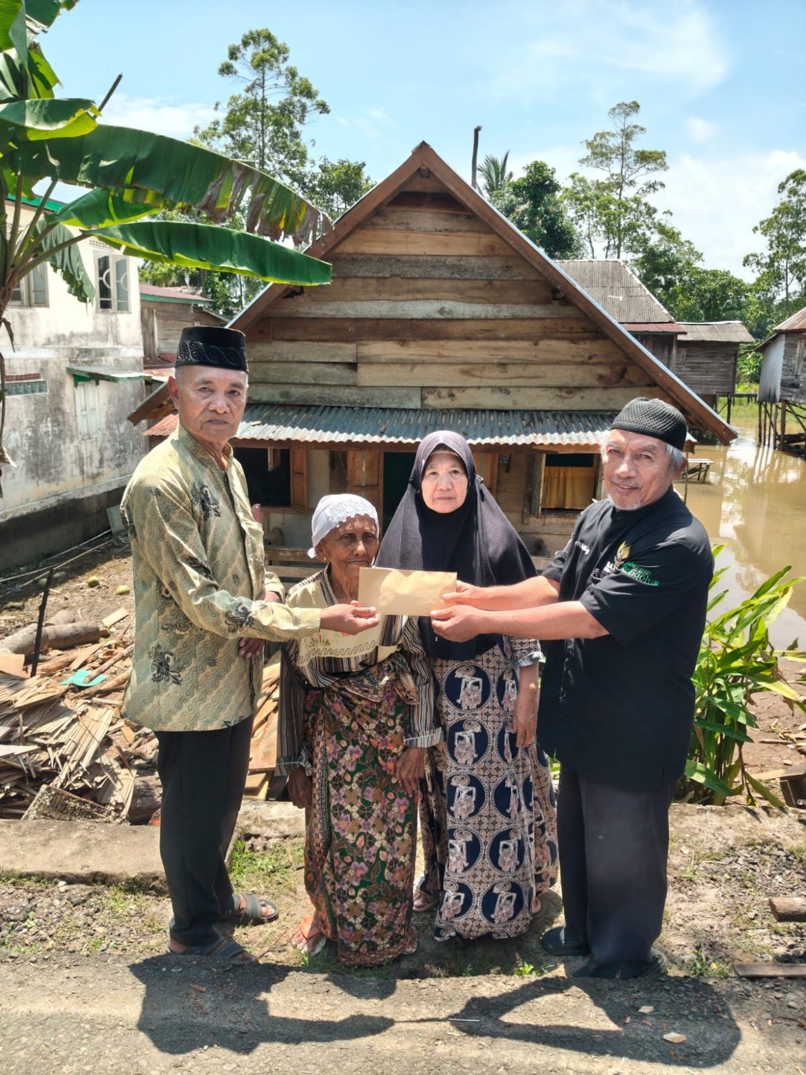 BAZNAS Ogan Ilir Gerak Cepat Salurkan Bantuan untuk Korban Rumah Tertimpa Pohon Kelapa