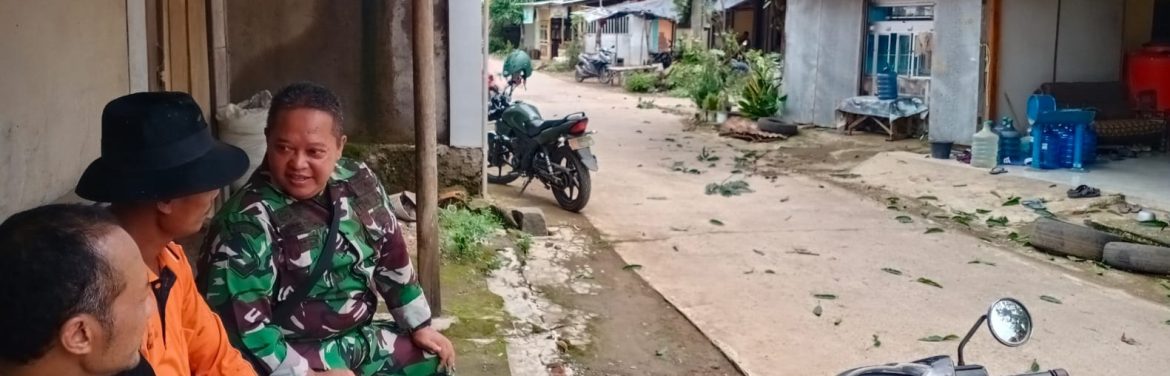 Babinsa Koramil 1605/Sukagumiwang Gelar Komsos Bersama Pamong dan Masyarakat Desa Sukagumiwang