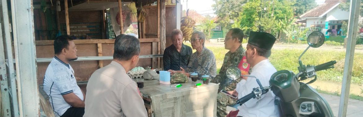 Babinsa Koramil 1601/Indramayu Gelar Komsos Bersama Warga Desa Dukuh