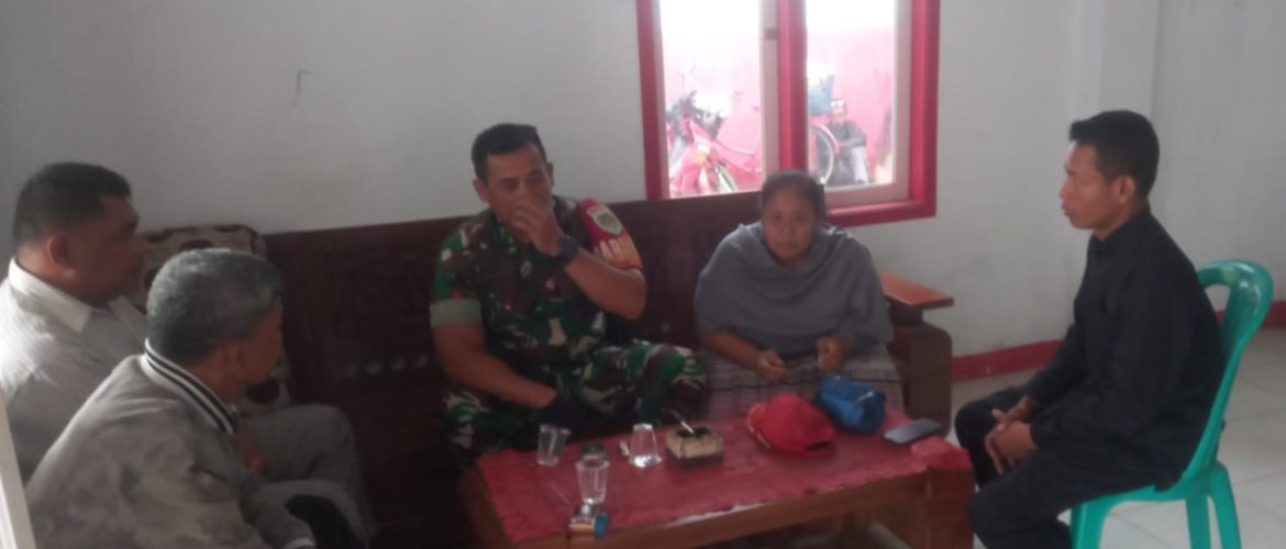 Babinsa Koramil 1608 Karangampel Komsos Bersama Pamong dan Tokoh Masyarakat Desa Dukuh Tengah