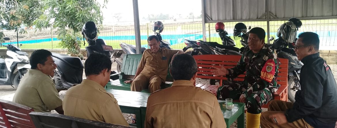 Babinsa Koramil 1608 Karangampel Komsos Bersama Pamong dan Tokoh Masyarakat Desa Dukuh Tengah