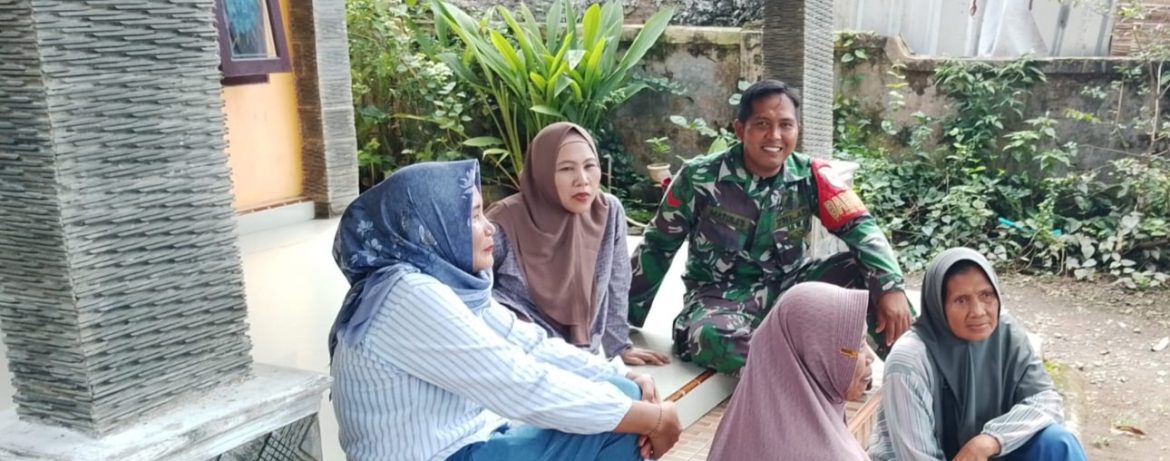 Babinsa Koramil 1601/Indramayu Komsos Bersama Warga Desa Rawadalem