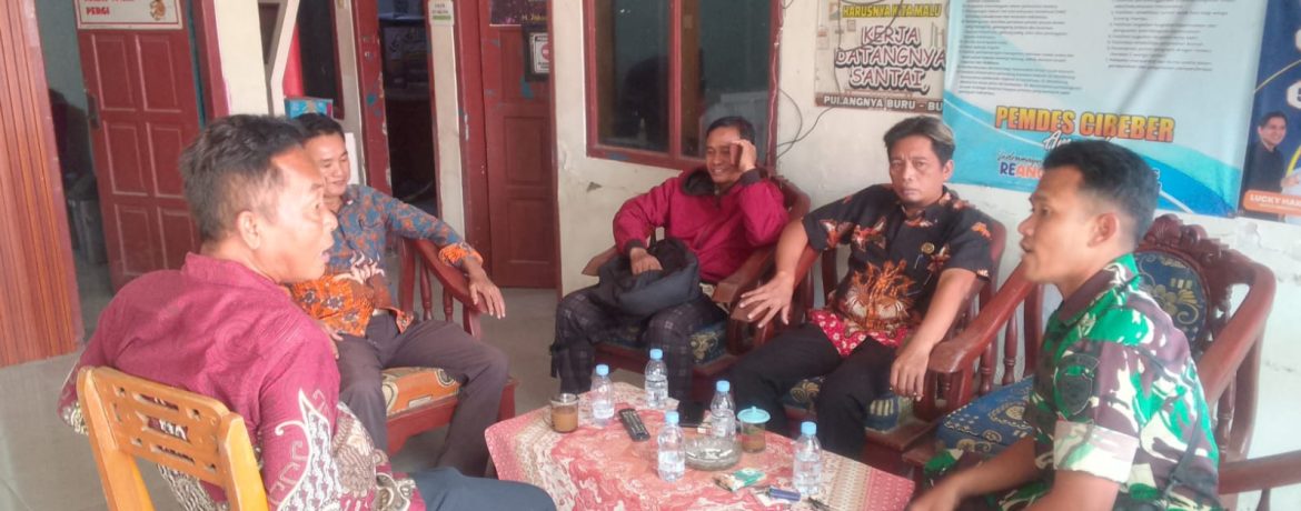 Babinsa Koramil 1605 Sukagumiwang Komsos Bersama Masyarakat dan Pamong Desa Cibeber