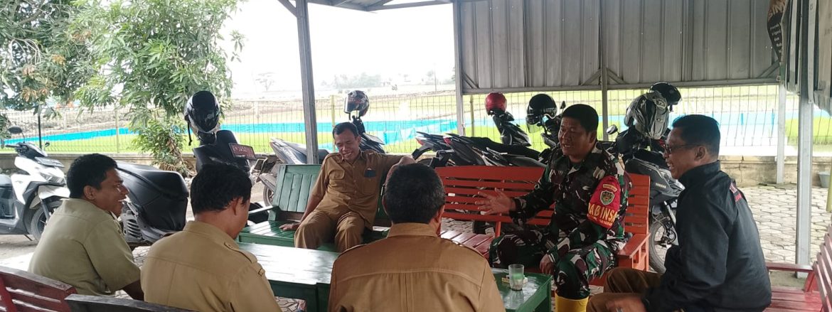 Babinsa Koramil 1611/Losarang Gelar Komsos Bersama Perangkat dan Warga Desa Puntang