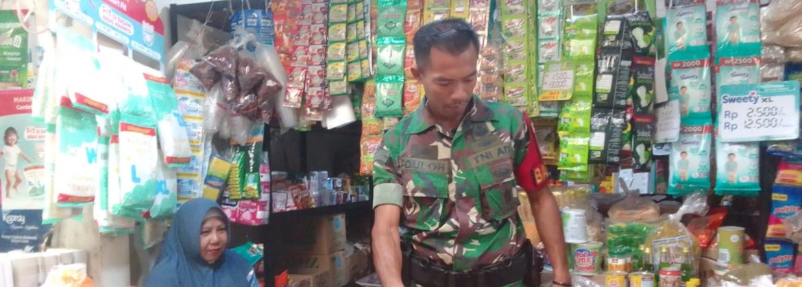 Babinsa Koramil 1605 Sukagumiwang Monitoring dan Data Harga Sembako di Desa Tulungagung