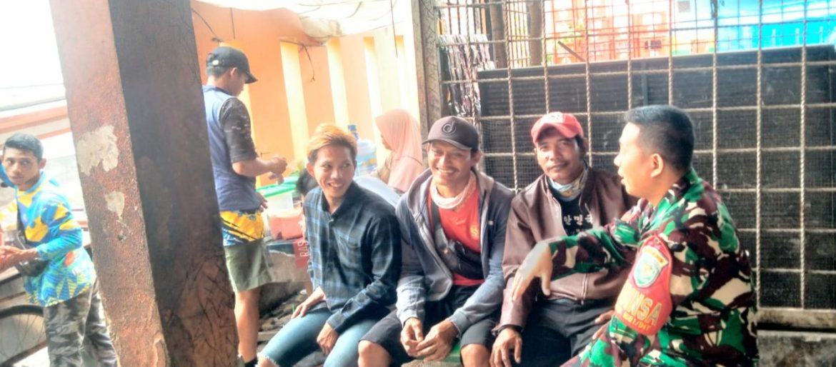 Komsos Babinsa Koramil 1601/Indramayu, Nelayan Karangsong Diimbau Utamakan Keselamatan dan Jaga Lingkungan