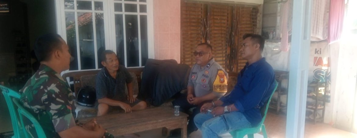 Babinsa Koramil 1601/Indramayu Komsos di Desa Pekandangan, Ajak Warga Jaga Keamanan dan Kebersihan Lingkungan