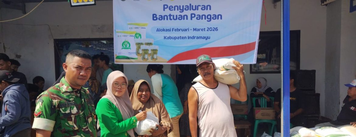 Babinsa Koramil 1608/Karangampel Dampingi Penyaluran Bantuan Pangan BAPANAS di Desa Kedokan Bunder