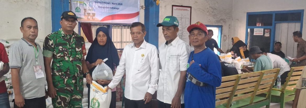 Babinsa Koramil 1608/Karangampel Dampingi Penyaluran Bantuan Pangan BAPANAS di Desa Kedokan Agung