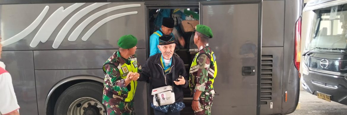 Kodim 0616/Indramayu Sambut 445 Calon Jamaah Haji Kloter 2 Asal Bandung di Asrama Haji Indramayu