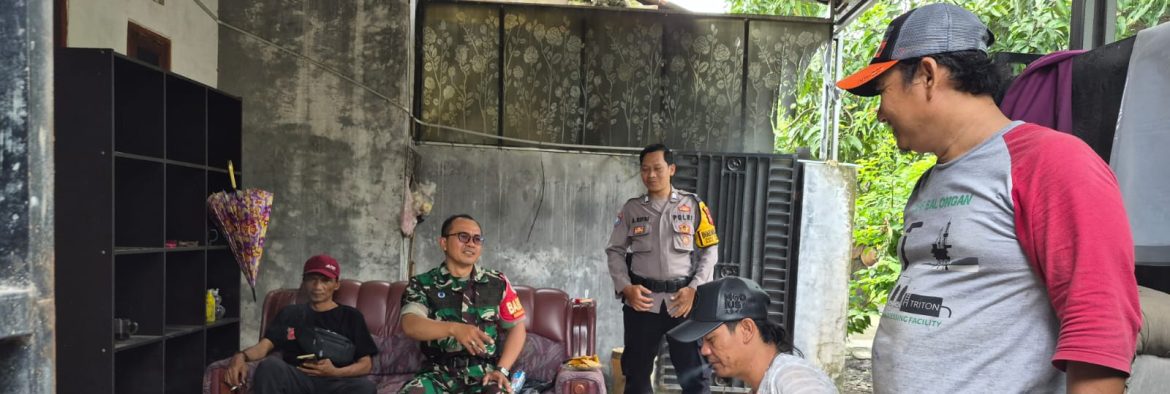 Babinsa Koramil 1601/Indramayu Komsos Bersama Warga Tegalurung, Perkuat Silaturahmi dan Kamtibmas