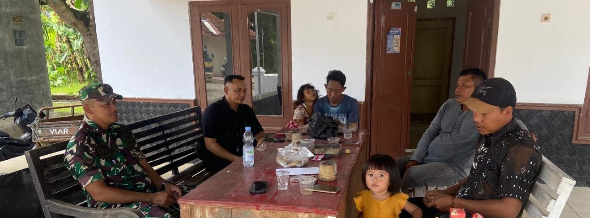 Babinsa Koramil 1605 Sukagumiwang Giat Komsos di Desa Jengkok, Dorong Perbaikan Irigasi dan Aktifkan Ronda Malam