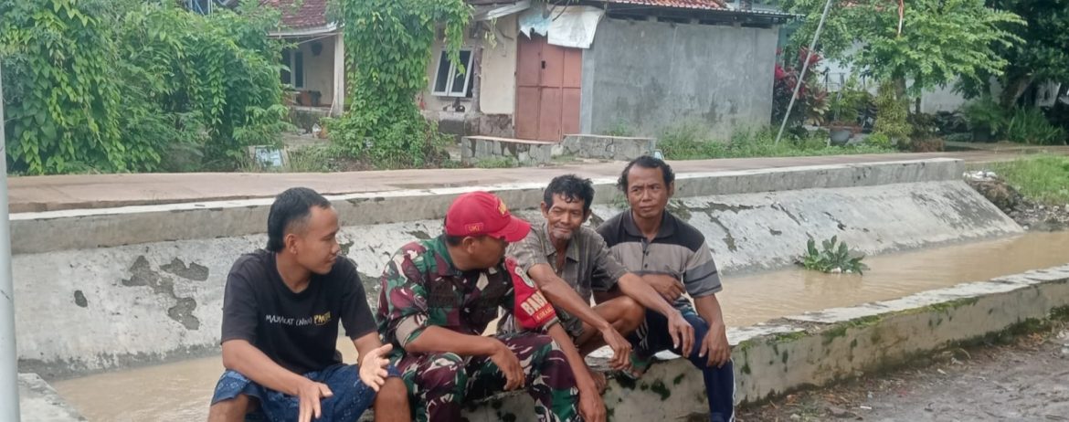 Babinsa Koramil 1608 Karangampel Komsos Bersama Warga Jayalaksana, Perkuat Silaturahmi dan Kamtibmas