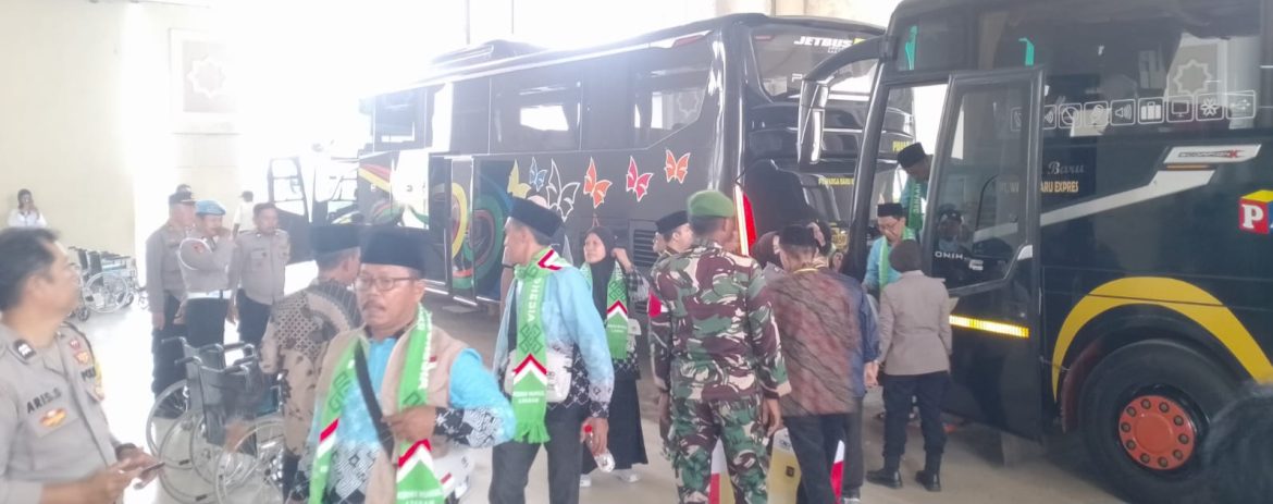 Personel Kodim 0616 Indramayu Sambut Kedatangan 445 Calon Jamaah Haji Kloter 3 Asal Bekasi di Asrama Haji
