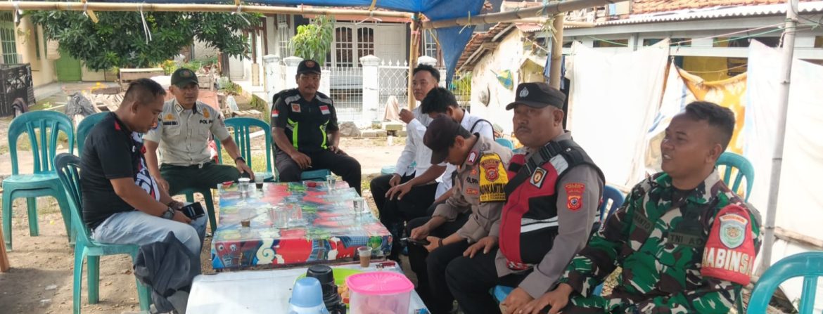 Babinsa Koramil 1611/Losarang Laksanakan Komsos Bersama Warga Desa Losarang