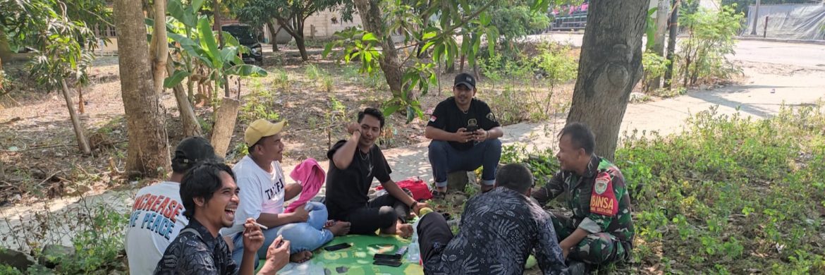 Babinsa Koramil 1605/Sukagumiwang Komsos Bersama Pamong dan Linmas Desa Kliwed