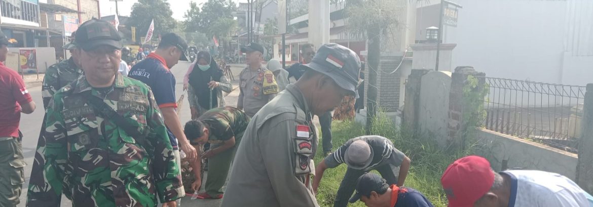 Danramil 1603/Lohbener Bersama Muspika Gelar Jumsih di Pasar Bangkir Desa Rambatan Kulon