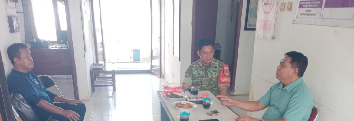 Komsos Koramil 1601/Indramayu, Babinsa Ajak Warga Karangmalang Jaga Kamtibmas dan Kebersihan