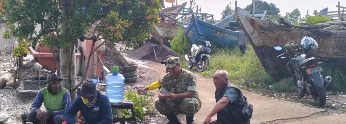 Komsos Koramil 1601/Indramayu, Babinsa Ajak Warga Majakerta Waspada Cuaca Ekstrem