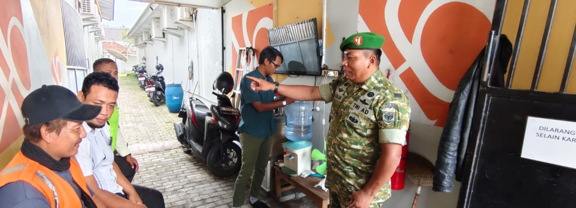 Babinsa Koramil 1608/Karangampel Komsos Bersama Warga, Tekankan Kebersihan dan Ketertiban