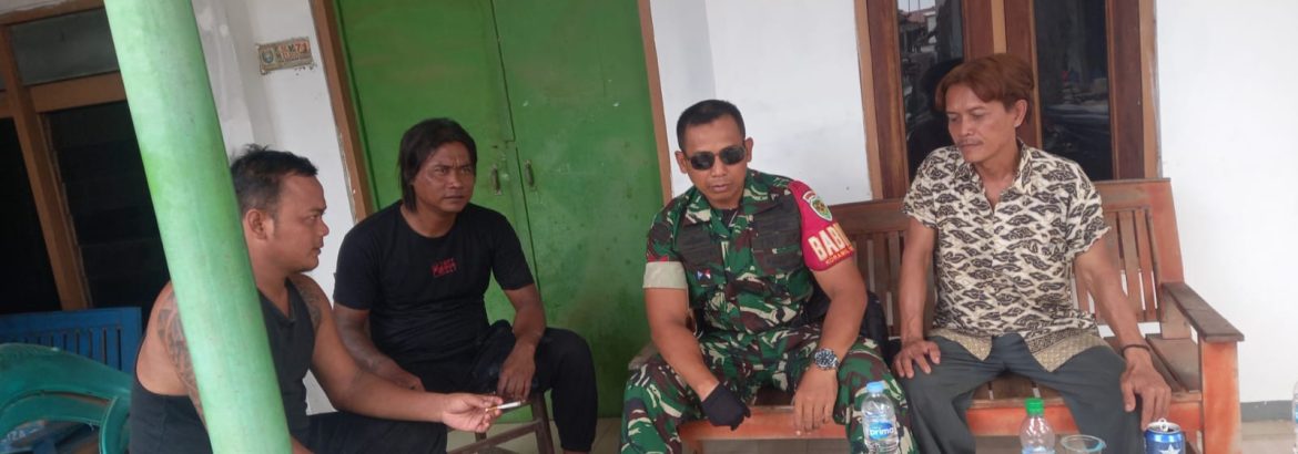 Babinsa Koramil 1608 Karangampel Komsos Bersama Pamong Desa dan Warga Dukuh Tengah