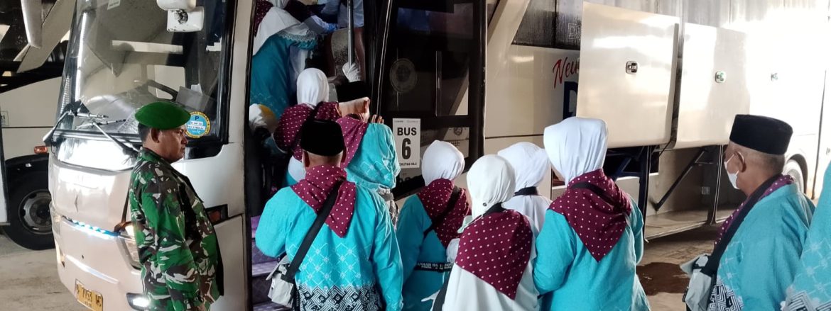 Kodim 0616/Indramayu Monitoring Keberangkatan Calon Jamaah Haji Kloter 5 Asal Cirebon ke Embarkasi Kertajati