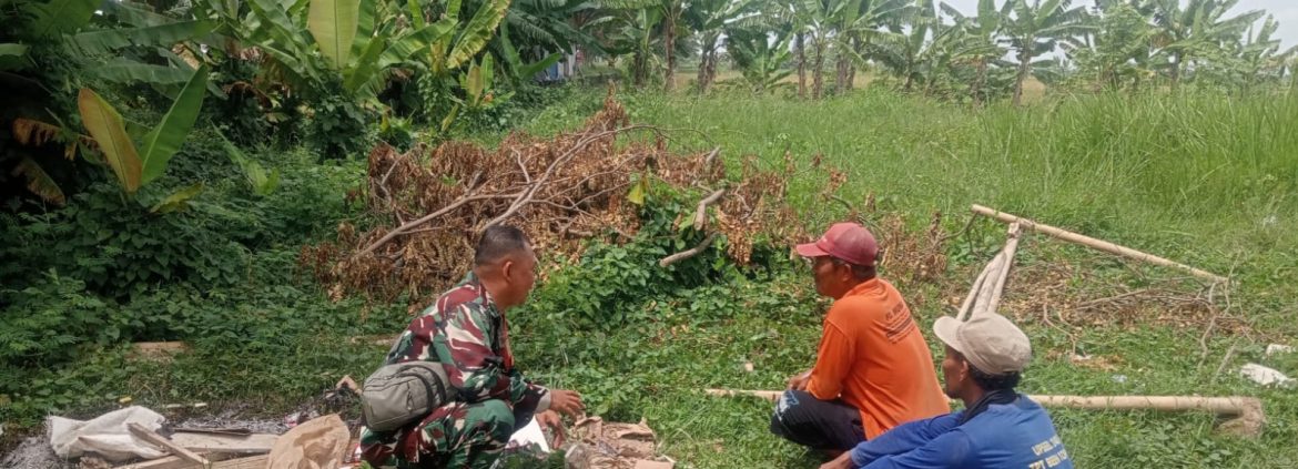 Sertu A.Zaeni Babinsa Koramil 1601/Indramayu Laksanakan Komsos Bersama Warga Desa Tegalsembadra