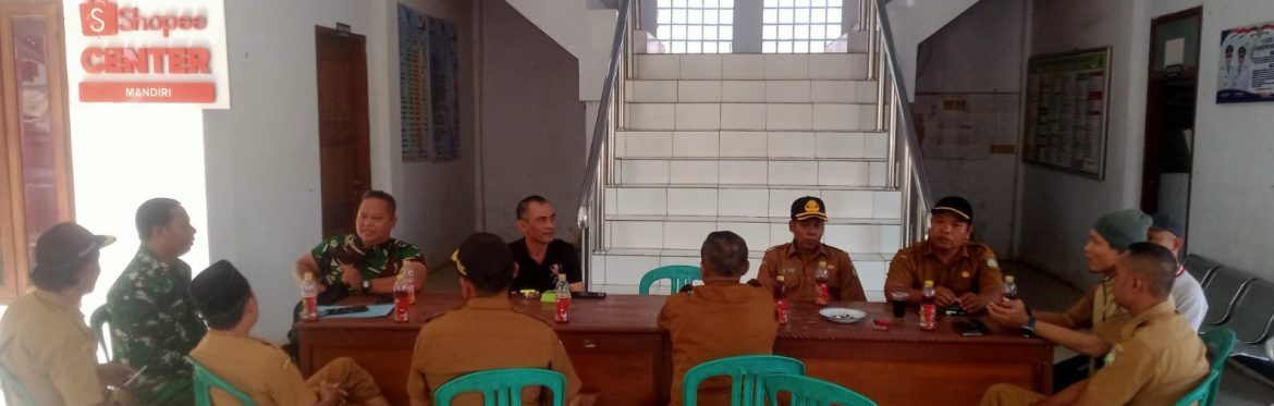 Babinsa Koramil 1605/Sukagumiwang Gelar Komsos Bersama Pemdes Sukagumiwang
