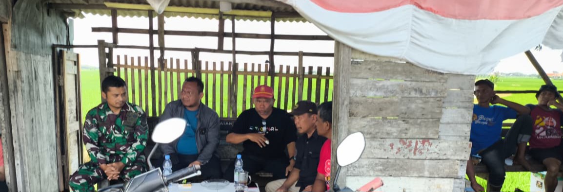 Babinsa Koramil 1608 Karangampel Komsos Bersama Perangkat Kecamatan dan Kepala Desa Bahas Pelestarian Lingkungan