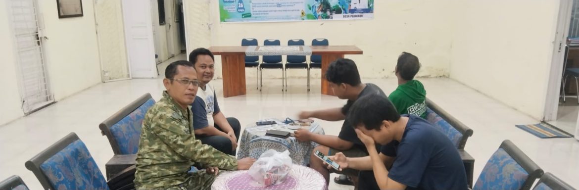 Komsos Babinsa Koramil 1601/Indramayu di Desa Plumbon, Pererat Silaturahmi dan Jaga Kondusifitas Wilayah