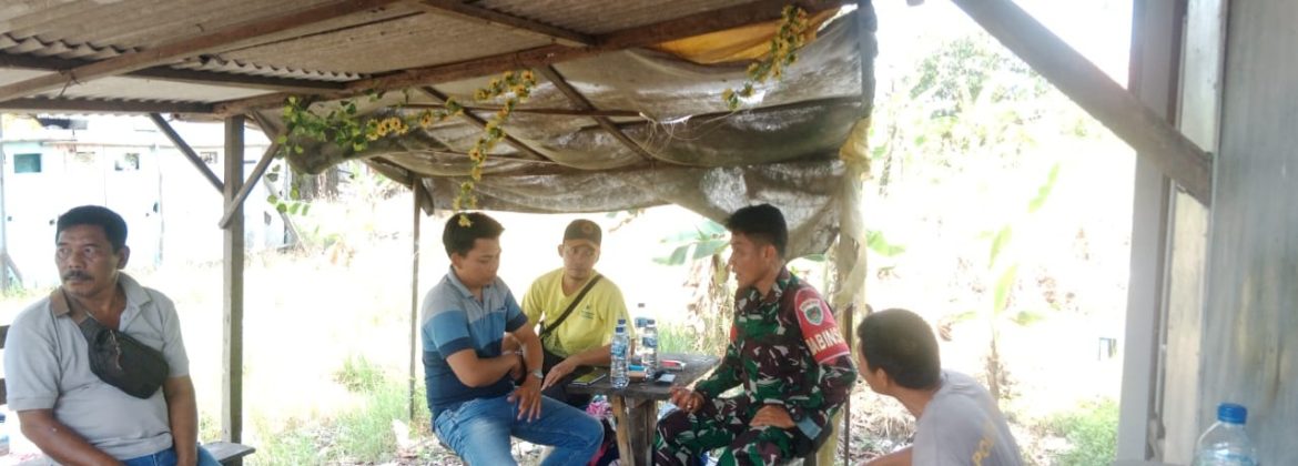 Komsos Babinsa Koramil 1601/Indramayu di Desa Singajaya, Ajak Warga Jaga Kamtibmas dan Kesehatan