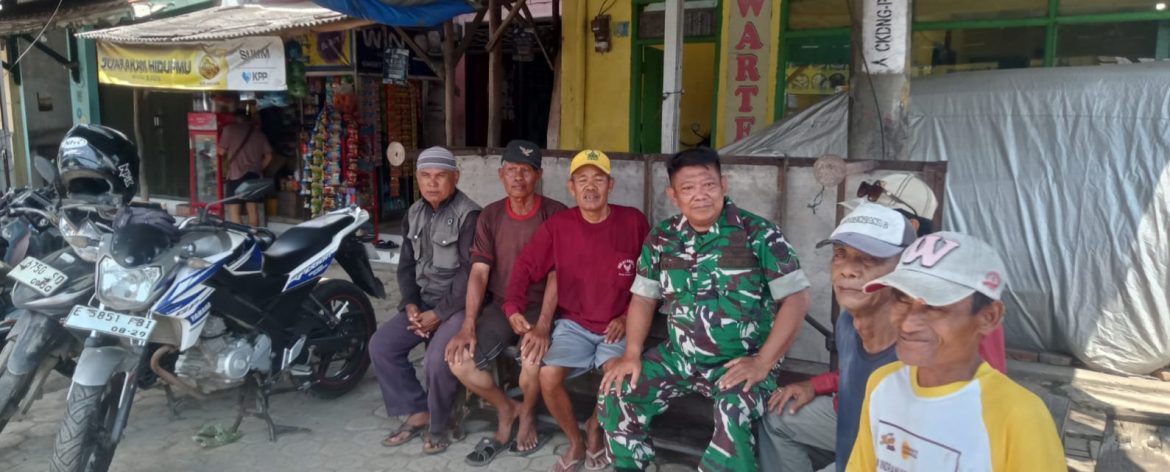 Serka Amani Babinsa Koramil 1611/Losarang Komsos Bersama Warga Desa Cemara Kulon