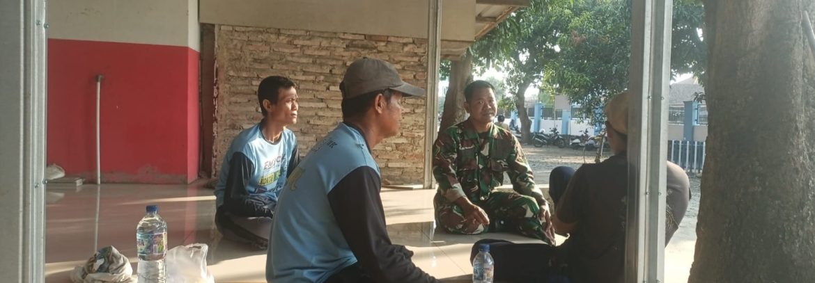 Babinsa Koramil 1605 Sukagumiwang Komsos Bersama RT dan Warga Desa Manguntara