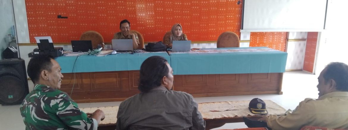 Babinsa Koramil 1602 Sindang Komsos Bersama Pamong Desa Cangkring