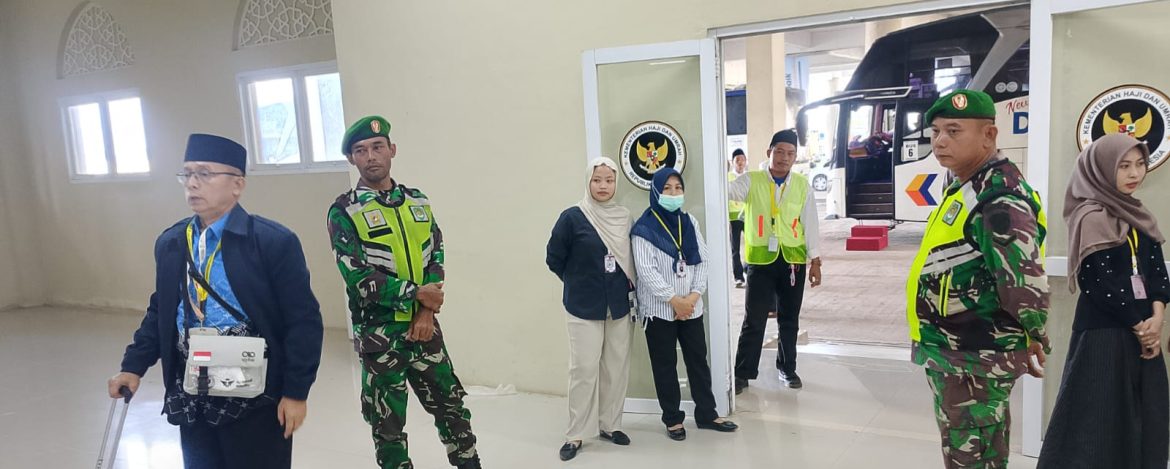 Personel Kodim 0616/Indramayu Amankan Keberangkatan Calon Jamaah Haji Kloter 7 Asal Kota Cimahi