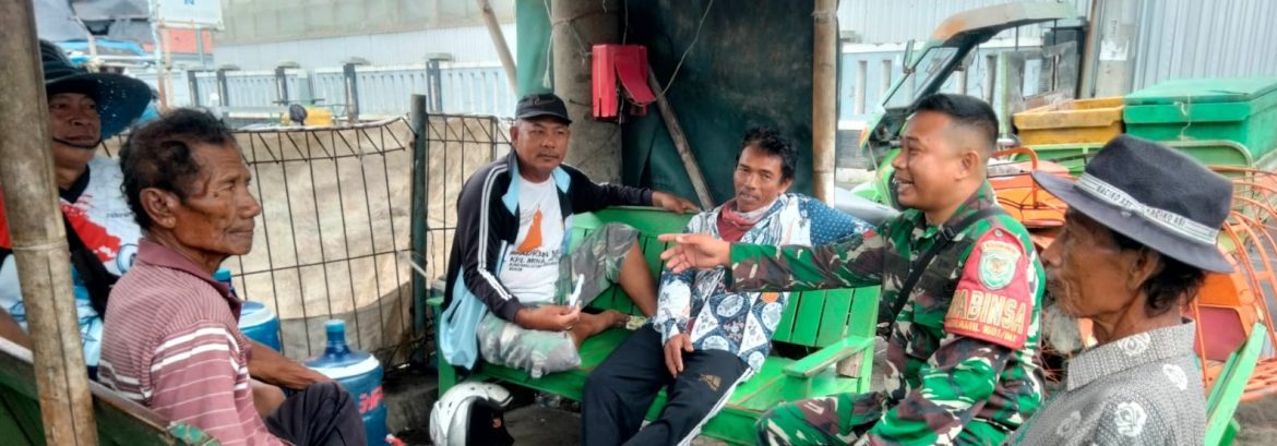 Babinsa Koramil 1601/Indramayu Gelar Komsos di Desa Karangsong, Ajak Warga Jaga Kamtibmas dan Lingkungan