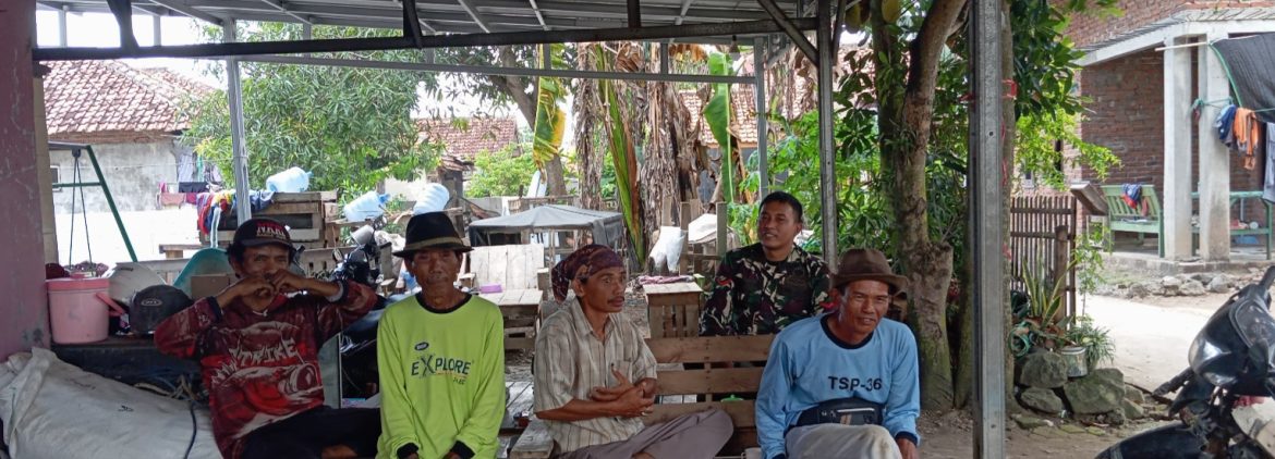 Babinsa Koramil 1601/Indramayu Komsos di Desa Gelarmandala, Perkuat Kedekatan dan Dukung Ketahanan Pangan