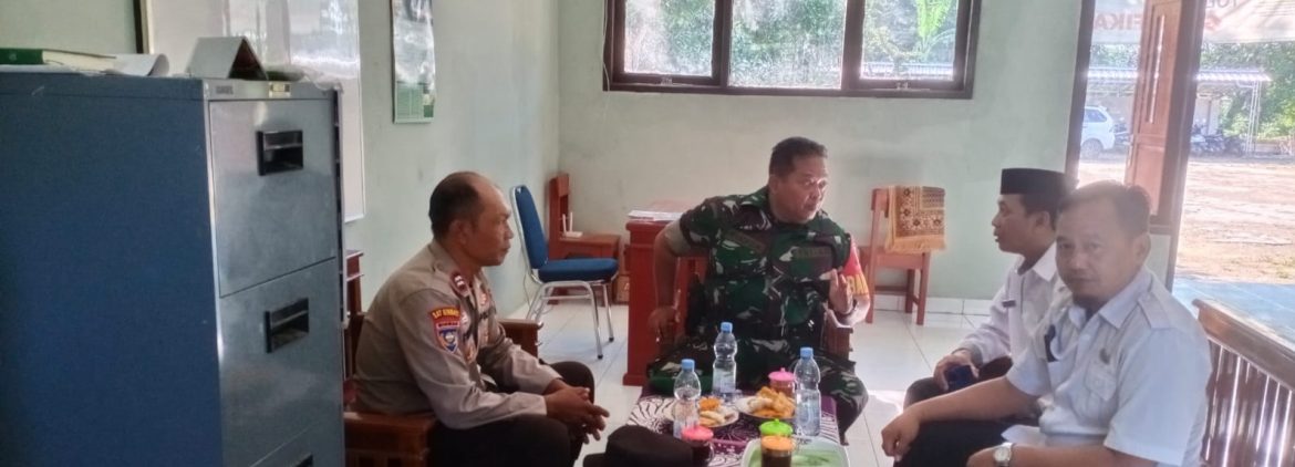 Babinsa Koramil 1605 Sukagumiwang Komsos Bersama Polsek dan Kepala Sekolah MTSN 13 Indramayu