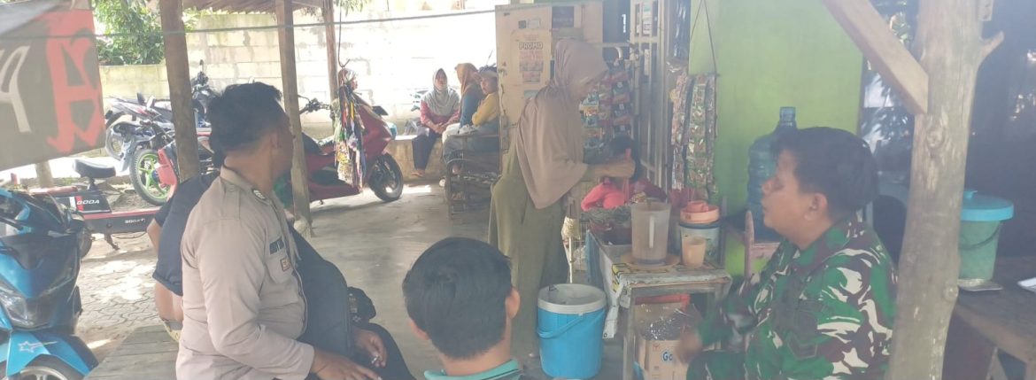 Babinsa Koramil 1602 Sindang Komsos Bersama Bhabinkamtibmas dan Warga Desa Karanganyar